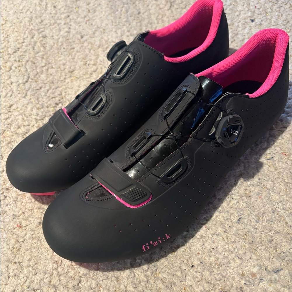 Fizik R5 Tempo Overcurve Men's Cycling Shoes, Black/Pink Size 45.5 (11.5 US)